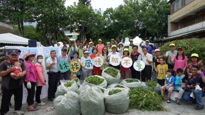 林務局廖副局長一光偕同花蓮地區公私部門人員及當地民眾參與「慢城不蔓市集」除蔓宣導活動