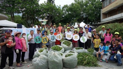 林務局廖副局長一光偕同花蓮地區公私部門人員及當地民眾參與「慢城不蔓市集」除蔓宣導活動