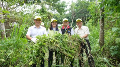 林務局廖副局長及花蓮林管處楊處長與花蓮縣政府農業處吳處長等共同除蔓1