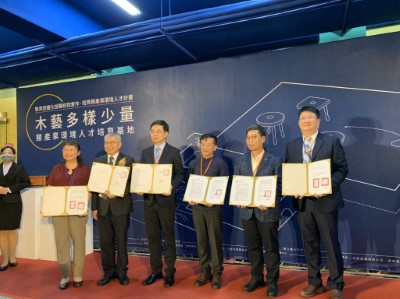 北科大王錫福校長(左二)與林務局林華慶局長(左三)簽署合作意向書
