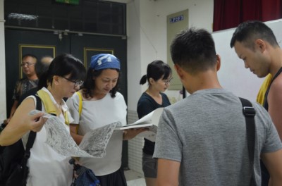 民眾欣賞部落耆老共同創作的繪本