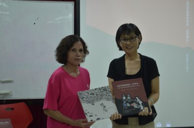 花蓮林管處王怡靖副處長與參與繪本創作的部落老人家陳文麗