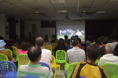 部落民眾們專注欣賞毛鞘蘆竹紀錄片