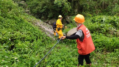 巡守隊隊員協助水線拉設(新竹林區管理處陳正倫攝)
