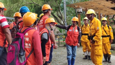 村長引領巡守隊隊員說明火煙位置及建議(新竹林區管理處陳正倫攝)