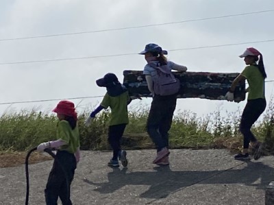 合力抬起大型保麗龍