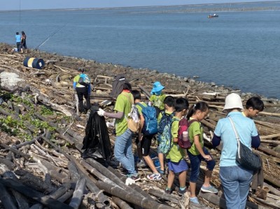 撿拾堤岸回收物