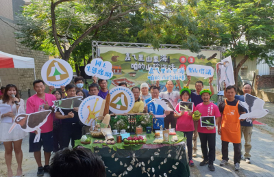 與在地社區友善耕作的農友,學校和保育團體大合照