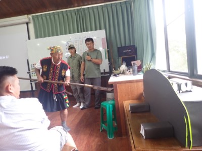 原住民獵人示範如何刺殺山豬
