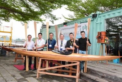 左起阿里山林業鐵路及文化資產管理處周恆凱副處長、高雄市政府觀光局邱俊龍副局長、屏東林區管理處張偉顗處長、屏科大戴昌賢校長、屏科大木設系龍暐助理教授、屏科大木設系碩士班研究生余浤銓同學共同與「國產木竹材