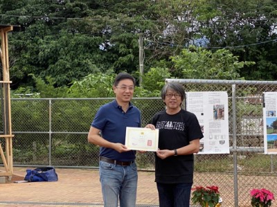 臺灣義築協會龔書章理事致贈感謝狀給林務局林華慶局長，感謝林務局提供國產材完成這麼有意義的木構建築。（右為林華慶局長、左為龔書章理事。