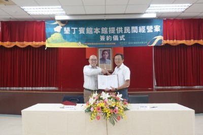雙方簽章後握手象徵邁向進一步夥伴關係