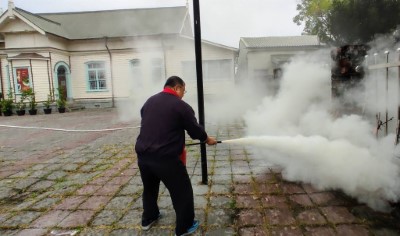 參與演練人員實際操作使用滅火器