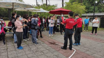 嘉義市消防局講解如何使用消防水帶