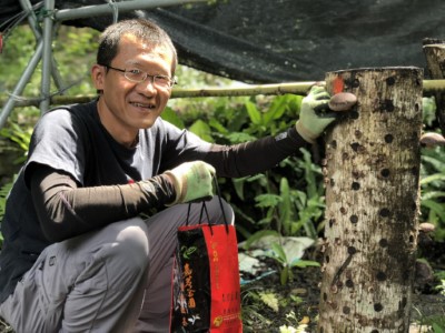 呂坤旺與段木香菇