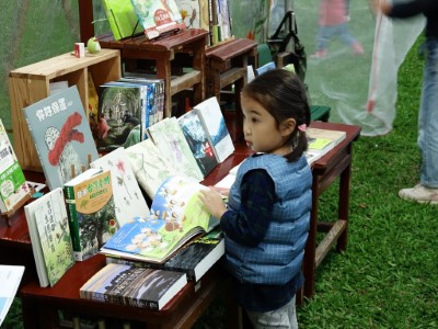 在森林裡的小書店享受屬於自己的寧靜閱讀空間