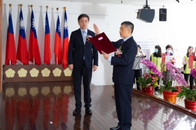 花蓮林管處新任處長黃群策(右立者)宣誓就職