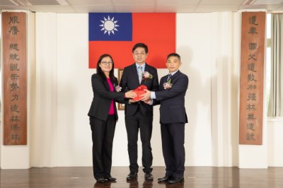 花蓮林管處長交接印信(左為卸任處長楊瑞芬、中為監交人林務局長林華慶、右為新任處長黃群策)