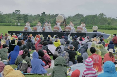 優人神鼓在大農大富平地森林園區演出，吸引爆滿民眾欣賞。