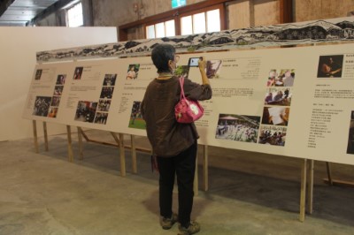 民眾仔細欣賞聯展說明並拍照留念