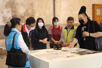 策展人之一東冬．侯溫現場解說