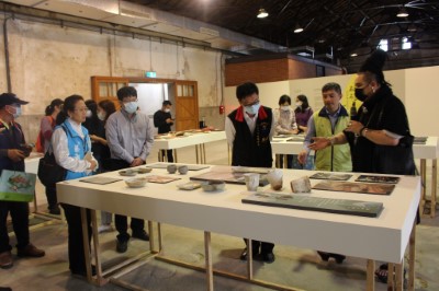 策展人之一東冬．侯溫現場解說
