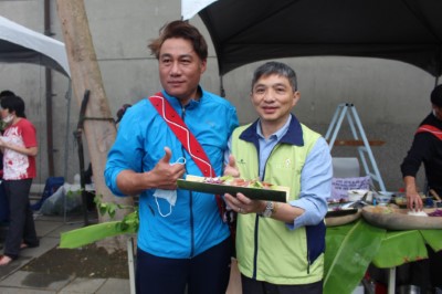 花蓮林區管理處長黃群策(右一)品嘗部落美食