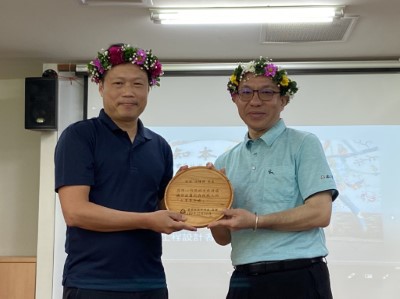 頒發獎狀給七里香步道設計者文耀興先生
