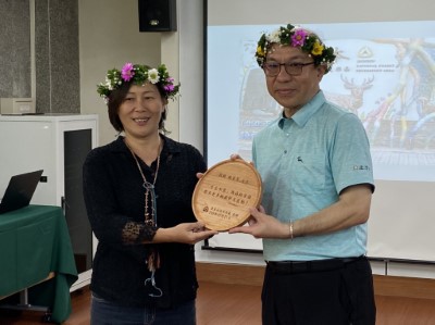 頒發獎狀給入口意象設計者饒愛琴女士