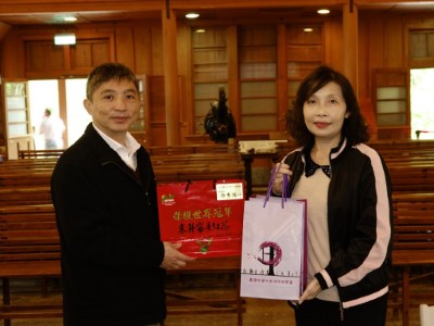林管處長黃群策與地檢署俞秀端檢察長交流互贈紀念品合影
