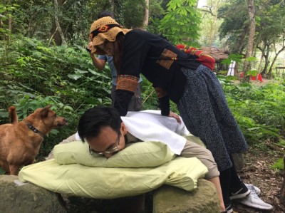 藥草熱床療癒體驗下方以炭火熏蒸並輔以按摩體驗享受熱床療癒的放鬆感受