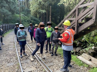 勿行走鐵路以確保行車與自身安全