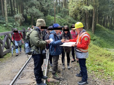 林鐵及文資處同仁向民眾開立勸導單