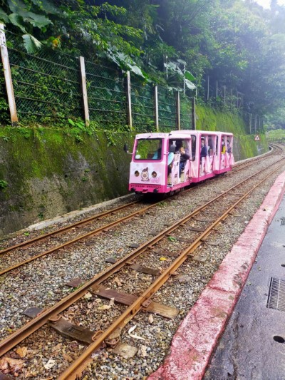 搭乘烏來台車暢遊烏來景點