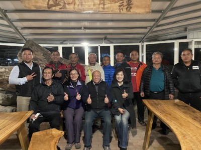 屏東林區管理處處長楊瑞芬(前排左二)、那瑪夏區代理區長陳海雲(前排右一)、那瑪夏區傳統狩獵文化協會首屆理事長卜袞(前排右二)與協會理監事合影