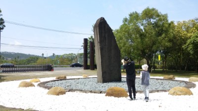 樹木銀行的石碑也融入遊戲中成為重要的關卡之一