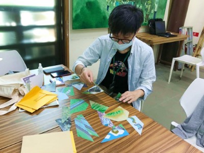 遊客試著從拼圖中找出謎題線索