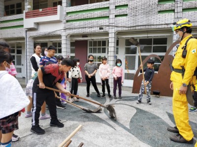 新發國小學童體驗使用火拍拍打滅火