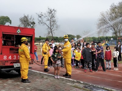 林管處六龜及旗山工作站森林護管員協助新發國小學童體驗操作國家森林消防車高壓幫浦灑水滅火