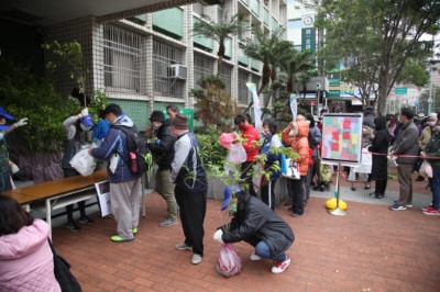 2020年新竹林區管理處大門口贈苗，民眾熱情響應(照片提供/新竹林區管理處)