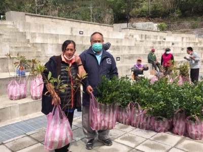 義盛里民開心領苗(新竹林區管理處提供)