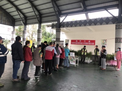 民眾排隊領苗