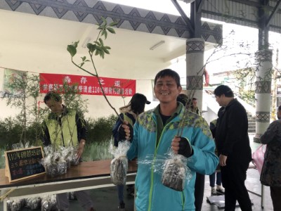 第1位領到牛樟苗木之民眾，表示超開心。