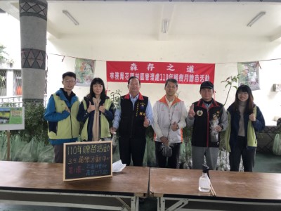 萬榮鄉長古明光(右二)、萬榮工作站主任楊國祥及工作同仁合影
