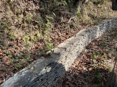 以傳統砌石工法於巡水路邊坡疊砌石板矮牆