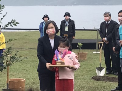 八斗國小以海標物創生作品致贈蔡英文總統