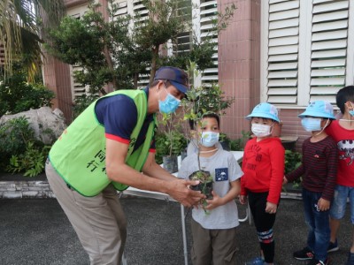 工作站吳主任發送苗木給成功鎮立托兒所小小植樹尖兵