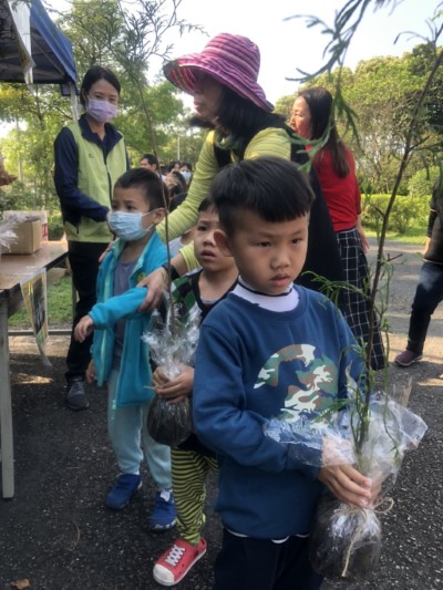 南華工作站贈苗活動，小朋友開心來領苗。