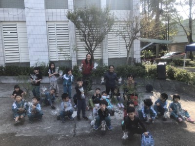 南華工作站贈苗活動，小朋友開心來領苗。