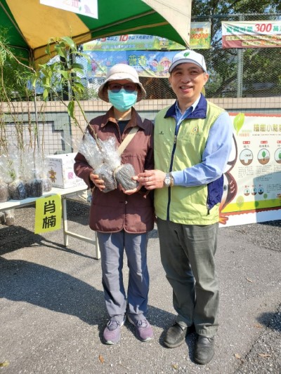 花蓮林管處贈苗活動12日在處本部大門口辦理，圖為第一位領到樹苗的民眾與黃群策處長(右)合影。